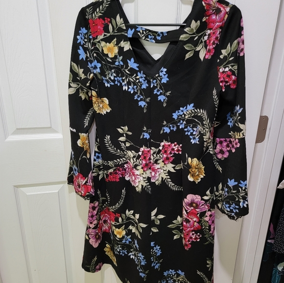 Black & Vivid Floral Bell Sleeve Short Dress - Picture 2 of 4